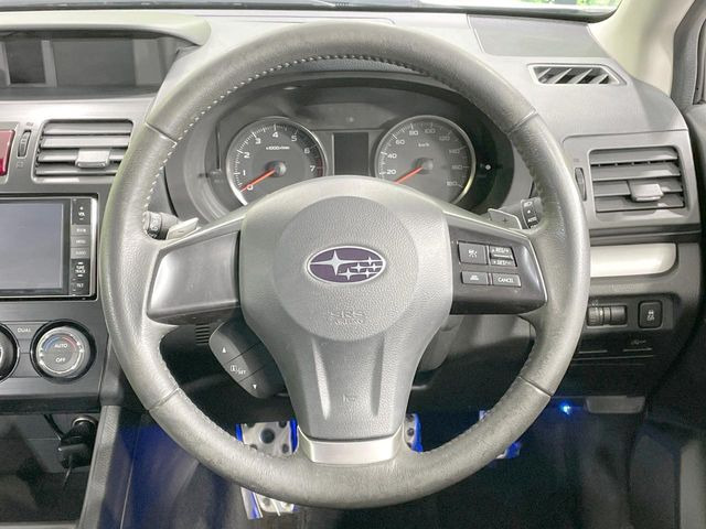 �C���e���A�ɍ��킹���f�U�C���̃X�e�A�����O�́A�^�]�������̂��Ƃ��l���A�^�]���₷���`��A�傫���ł��B�����x�A���ۂɐG���Ă��m���߂��������B