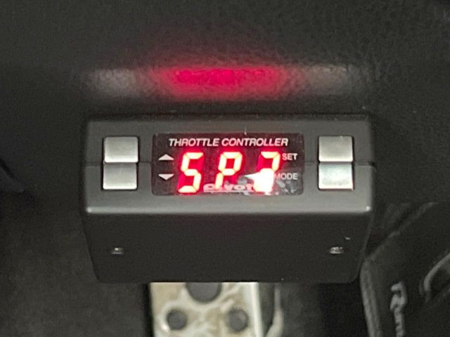 【pivot スロコン】アクセルの踏み込み量に応じたエンジン出力を調整する装置で、レスポンスが上がる「パワーモード」と「レスポンスモード」から、レスポンスを下げ低燃費走行しやすいECOモード設定可能♪