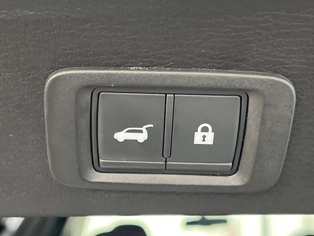 【パワーバックドア】スマートキーや運転席のボタンを押すだけでリアゲートが自動で開閉します!荷物を持っている時や、高い位置にあるバックドアを閉める際に便利な機能です♪