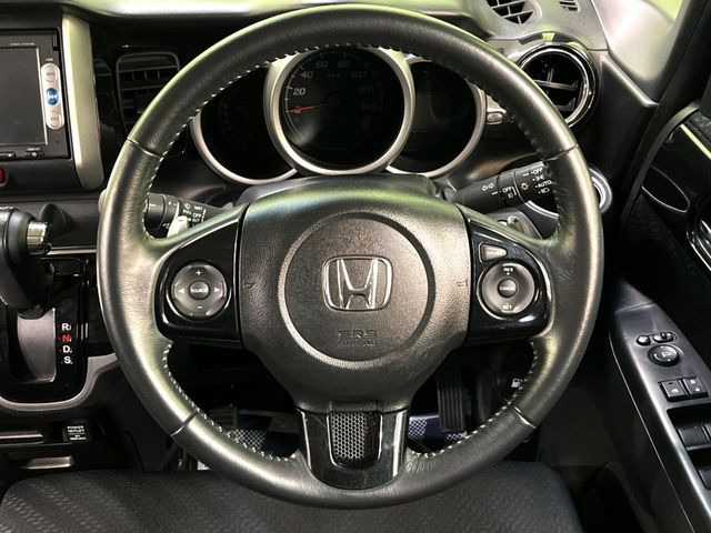 �y�����v�����X�e�A�����O�z�㎿�Ȋv���g�p���邱�ƂŁA��ɂ����������݂ƂĂ��^�]���₷���n���h���ł���