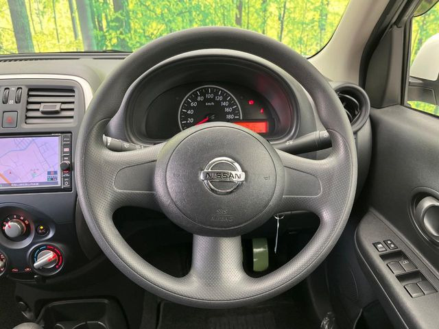 �C���e���A�ɍ��킹���f�U�C���̃X�e�A�����O�́A�^�]�������̂��Ƃ��l���A�^�]���₷���`��A�傫���ł��B�����x�A���ۂɐG���Ă��m���߂��������B