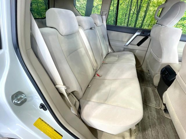 後部座席も気になるようなキズ・汚れやへたり等、大きなダメージはなく、良好な状態です。