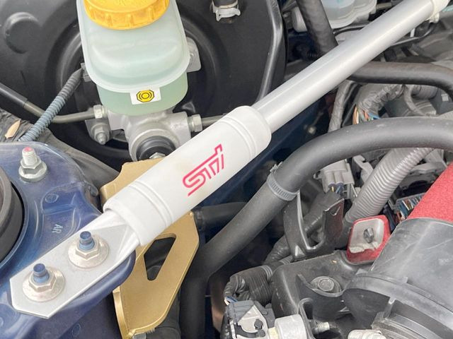 【STI Vタワーバー】お車の剛性を高めるタワーバーを装備。よりスムーズなコーナリング走行が可能となり、走りも楽しめます。