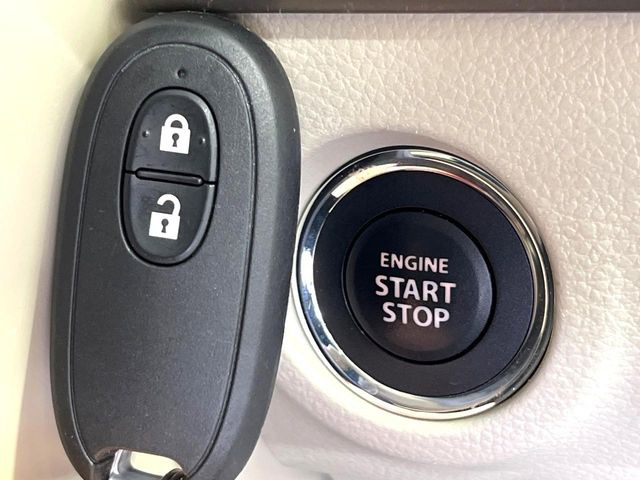 【キーレススタートシステム】カバンやポケットに入れたままでもドアの施錠・解錠が可能なスマートキーを装備。エンジンのオン・オフ時もカギを取り出す必要が無いからとっても便利です♪