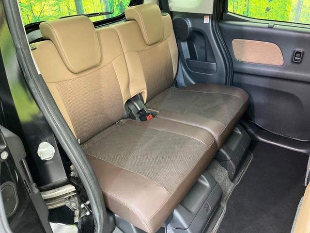 後部座席も気になるようなキズ・汚れやへたり等、大きなダメージはなく、良好な状態です。