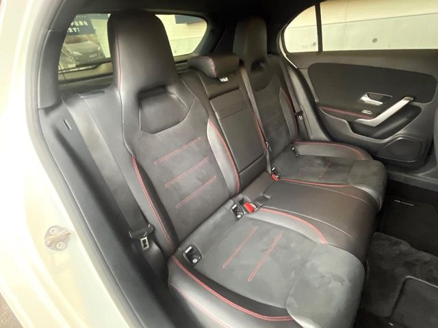 ●後席:大人が乗車しても窮屈さを感じないほど、足元も広々しております。