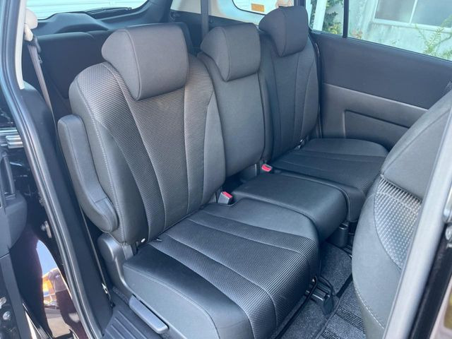広々とした2列目シートは居住性が高く、居心地も快適!友達や家族とのお出かけにぴったりです。ベビーシートやチャイルドシート使用時も快適にお過ごしいただける十分な空間を確保しています。