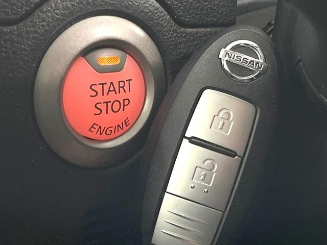 【インテリジェントキー】カバンやポケットに入れたままでもドアの施錠・解錠が可能なスマートキーを装備。エンジンのオン・オフ時もカギを取り出す必要が無いからとっても便利です♪