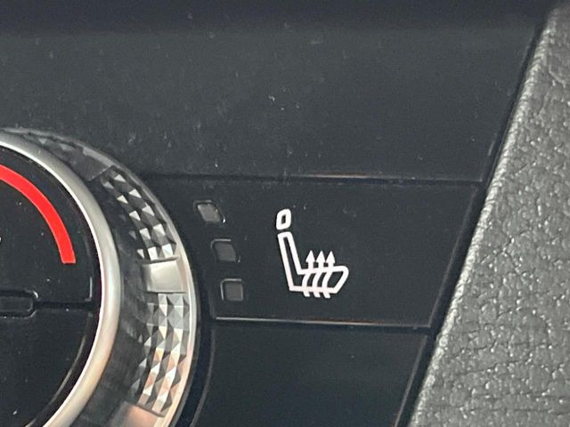 【シートヒーター】寒い日に重宝するシートヒーター!エアコンより早く温まってくれるので寒がりの人も安心ですね♪エアコンの温風は乾燥するから苦手、という方にもをおすすめです。