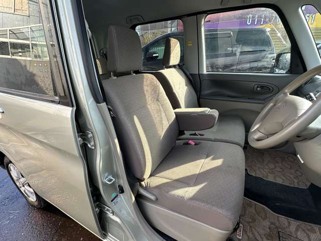 専門の業者による内装丸洗い、シートのタバコなどによるコゲ穴のリペア等(有料)も承っております。