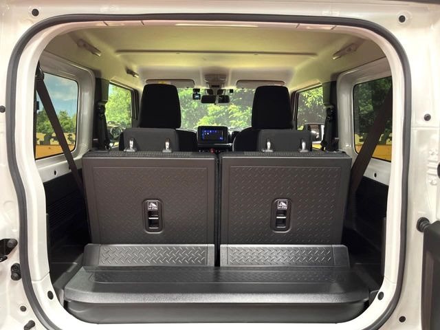 積み下ろしのしやすいデッキにはたっぷりと荷物を積み込んでいただけます。遊びから仕事まで、様々なシーンで頼れます♪