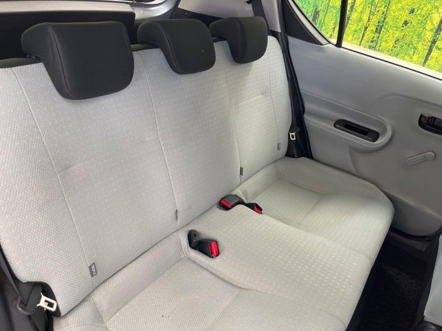 後部座席も気になるようなキズ・汚れやへたり等、大きなダメージはなく、良好な状態です。