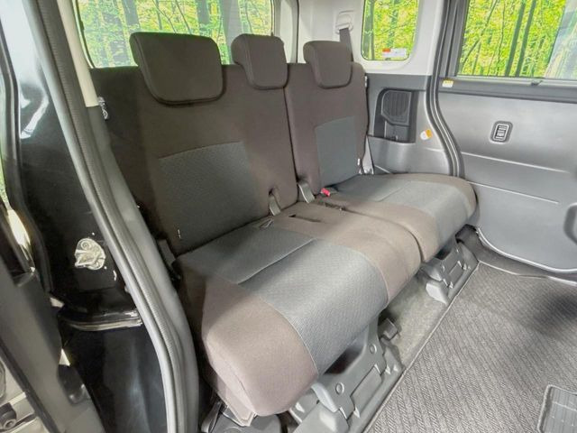 後部座席も気になるようなキズ・汚れやへたり等、大きなダメージはなく、良好な状態です。