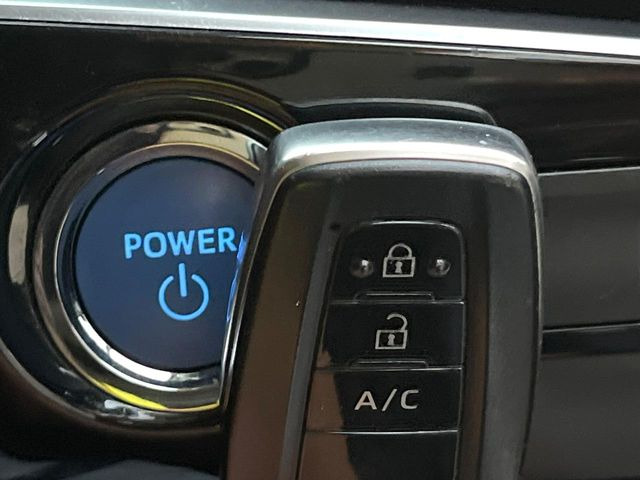 【スマートキー】カバンやポケットに入れたままでもドアの施錠・解錠が可能なスマートキーを装備。エンジンのオン・オフ時もカギを取り出す必要が無いからとっても便利です♪