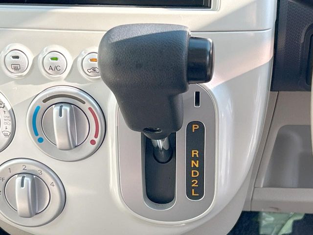 インパネシフトならハンドルからの移動距離が短く操作もスムーズ!また、足元が広くなりすっきりしますので、大柄な方でも快適にお過ごしいただけます。