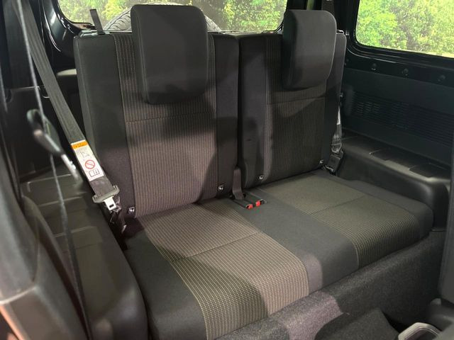 後部座席も気になるようなキズ・汚れやへたり等、大きなダメージはなく、良好な状態です。