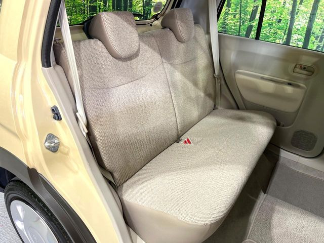 後部座席も気になるようなキズ・汚れやへたり等、大きなダメージはなく、良好な状態です。