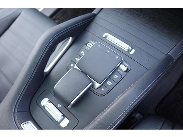 �^�b�`�p�b�h(�i�r�̑����ԗ��̐ݒ�ȂǍs���܂�)�E