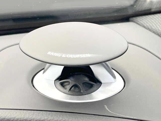 ●Bang&Olufsenサウンドシステム:高いインテリア性が特徴のプレミアムサウンドシステムを装備しており、高品質かつ臨場感のある音楽を車内でお楽しみいただけます。
