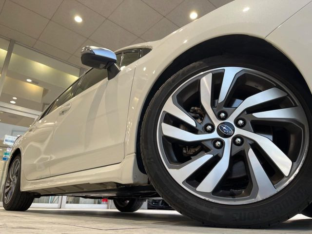 �y����18�C���`�A���~�z�C�[���z�O�ςɃ}�b�`���������A���~�z�C�[���𑕒����Ă���܂��B�e��ЊO�A���~�z�C�[����A�X�^�b�h���X�^�C�����戵�����Ă���܂��B���񂲑��k����������