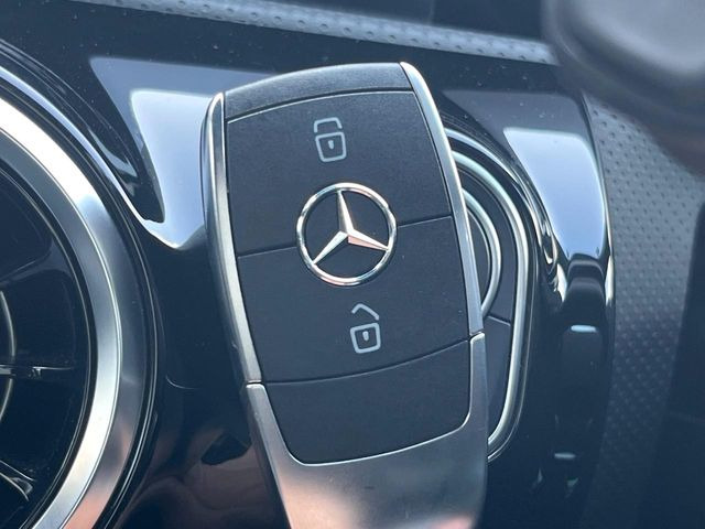 ●スマートエントリー:鍵を持っているだけで、ドアロック解除・施錠からエンジンスタートまで操作できる便利な機能です!