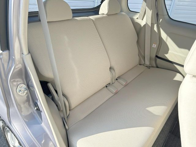 後部座席も気になるようなキズ・汚れやへたり等、大きなダメージはなく、良好な状態です。