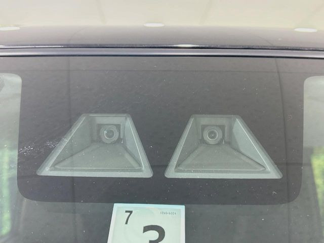 【スマートアシスト】走行中に前方の車両等を認識し、衝突しそうな時は警報とブレーキで衝突回避と被害軽減をアシスト。より安全にドライブをお楽しみいただけます。