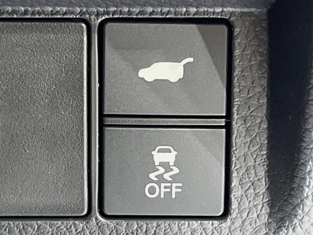 【パワーバックドア】スマートキーや運転席のボタンを押すだけでリアゲートが自動で開閉します!荷物を持っている時や、高い位置にあるバックドアを閉める際に便利な機能です♪