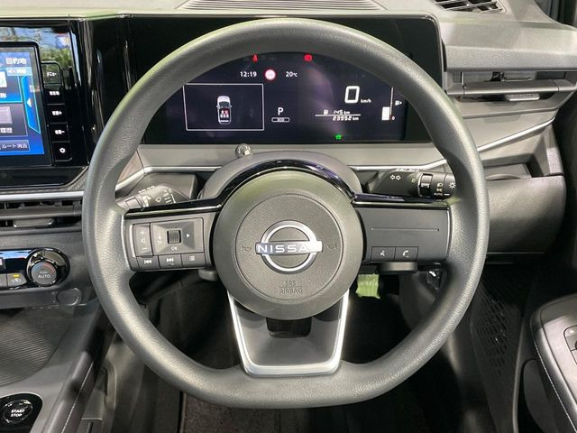 �C���e���A�ɍ��킹���f�U�C���̃X�e�A�����O�́A�^�]�������̂��Ƃ��l���A�^�]���₷���`��A�傫���ł��B�����x�A���ۂɐG���Ă��m���߂��������B