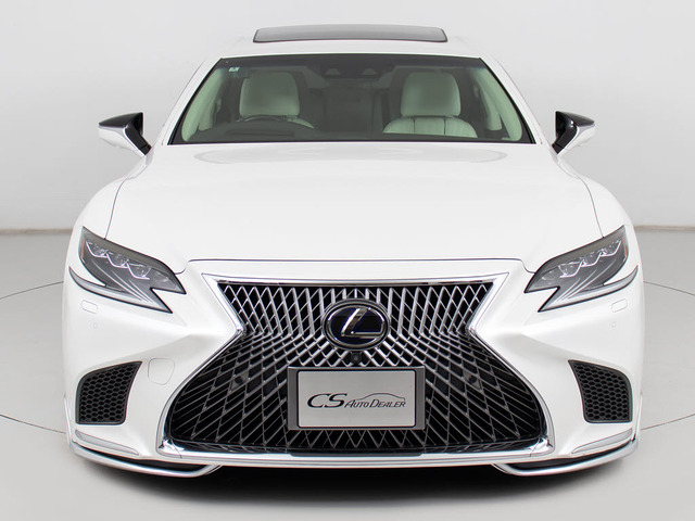 禁煙車です!室内は嫌なニオイも無く、すごく綺麗な状態です!禁煙車・・特にセダンタイプのお車では少ないですよね!!タバコのニオイが苦手なお客様必見です!快適にご乗車頂けます!!