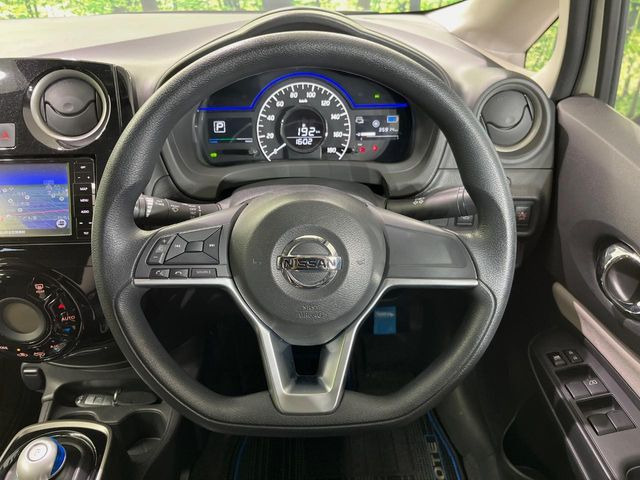 �C���e���A�ɍ��킹���f�U�C���̃X�e�A�����O�́A�^�]�������̂��Ƃ��l���A�^�]���₷���`��A�傫���ł��B�����x�A���ۂɐG���Ă��m���߂��������B