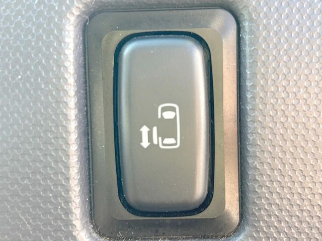 【パワースライドドア】スマートキーや運転席のスイッチでスライドドアの開閉が可能♪電動だから力を入れてドアを開ける必要が無く、小さいお子様でも、重い荷物を持っている時もラクに開け閉めできます♪