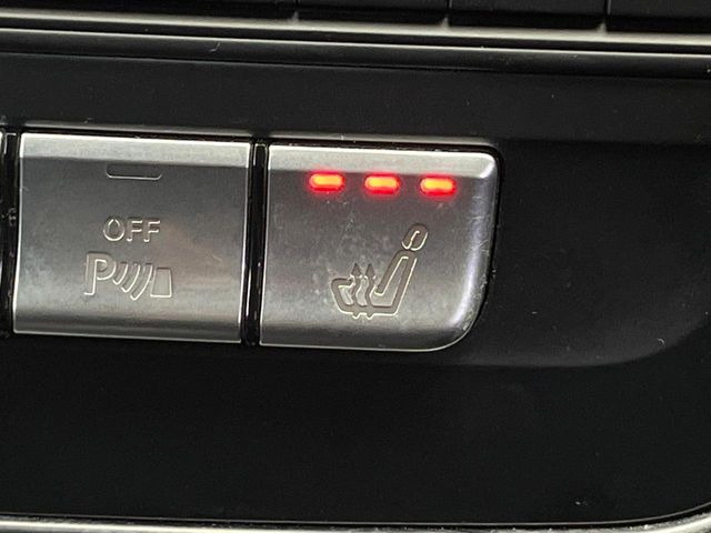 ●フロントシートヒーティング:運転席・助手席共に三段階で調節が可能なシートヒーターを装備しております。季節を問わず快適にご使用いただけます。