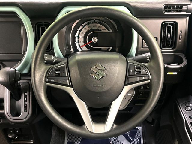 �C���e���A�ɍ��킹���f�U�C���̃X�e�A�����O�́A�^�]�������̂��Ƃ��l���A�^�]���₷���`��A�傫���ł��B�����x�A���ۂɐG���Ă��m���߂��������B