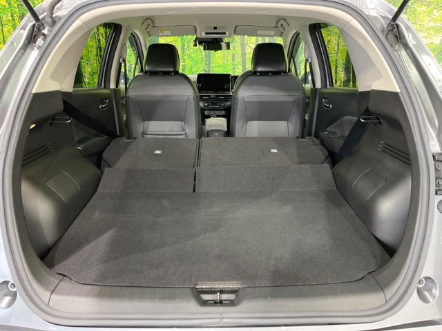 ���i�̂���������ʋ΁A���}���ɏ\���ȉ׎��X�y�[�X���m�ۂ��Ă���܂��B�Z�J���h�V�[�g��|���ƁA�傫�ȉו��̐ύڂ��\�ł���