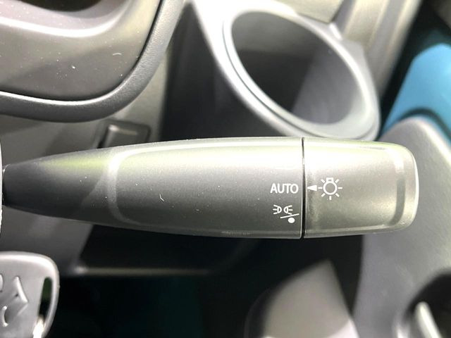 【オートライト】周りの明るさに応じて自動でヘッドライトの点灯・消灯ができる機能です!ライトの付け忘れ・消し忘れなどが無くなり、雨の日や夕方の走行も安心!トンネル通過時も便利ですね♪