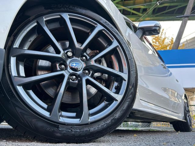 �y����18�C���`�A���~�z�C�[���z�O�ςɃ}�b�`���������A���~�z�C�[���𑕒����Ă���܂��B�e��ЊO�A���~�z�C�[����A�X�^�b�h���X�^�C�����戵�����Ă���܂��B���񂲑��k����������