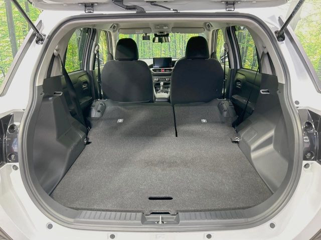 ���i�̂���������ʋ΁A���}���ɏ\���ȉ׎��X�y�[�X���m�ۂ��Ă���܂��B�Z�J���h�V�[�g��|���ƁA�傫�ȉו��̐ύڂ��\�ł���