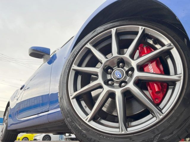 【グレード専用純正17インチアルミホイール】デザイン性の高い純正アルミホイールを装着しております。各種社外アルミホイールや、スタッドレスタイヤも取扱いしております。是非ご相談ください♪