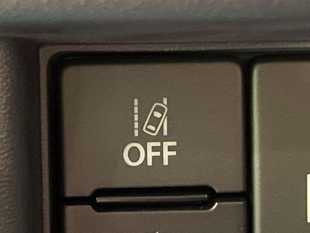 【車線逸脱警報】道路上の白(黄)線を認識し、意図せず走行中の車線からはみ出しそうになった時、メーター内の警告灯とブザーで注意喚起してくれる安心・安全機能です♪