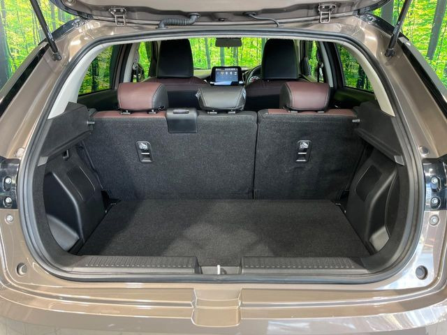 ���i�̂���������ʋ΁A���}���ɏ\���ȉ׎��X�y�[�X���m�ۂ��Ă���܂��B�Z�J���h�V�[�g��|���ƁA�傫�ȉו��̐ύڂ��\�ł���