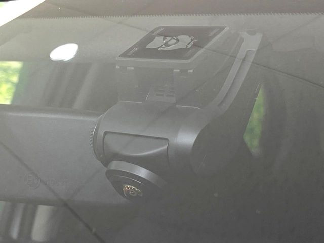 【ドライブレコーダー】安心・安全なカーライフに必須のドライブレコーダーを装備!走行中はもちろん、あおり運転や事故に遭遇した際の状況も映像で記録し、万一のリスクに備えます。