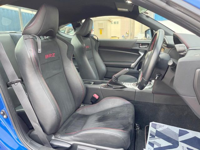 【専用スポーツシート】ホールド性に優れ、カーブ時の体が流れを抑制してくれます。また、体にフィットするから腰や背中が疲れにくく、ロングドライブや高速走行でも快適にお過ごしいただけます♪