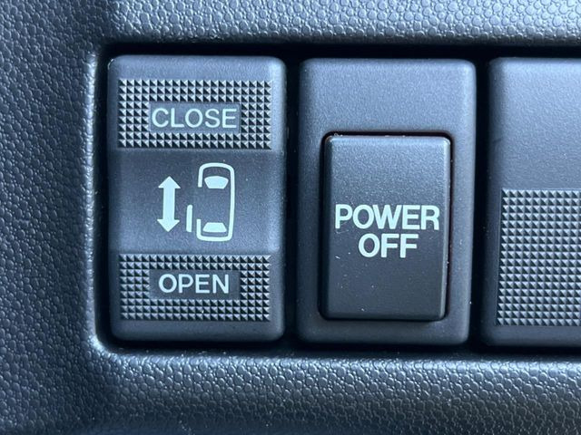 【パワースライドドア】スマートキーや運転席のスイッチでスライドドアの開閉が可能♪電動だから力を入れてドアを開ける必要が無く、小さいお子様でも、重い荷物を持っている時もラクに開け閉めできます♪