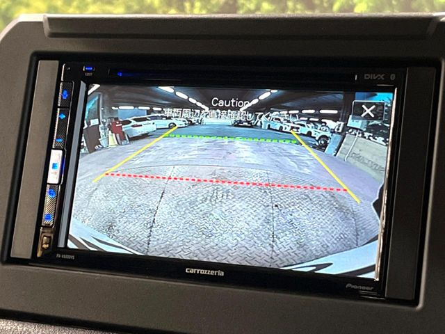 【バックカメラ】駐車時に後方がリアルタイム映像で確認できます。大型商業施設や立体駐車場での駐車時や、夜間のバック時に大活躍!運転スキルに関わらず、今や必須となった装備のひとつです!