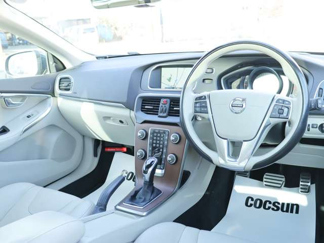 北名古屋店、土浦店は指定整備工場を所有。野田店、横浜店には認証整備工場を所有しています。それぞれの拠点に整備リフトやテスター等の設備機器を完備しています。