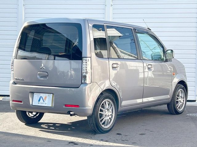 高透明度のガラス皮膜で撥水はもちろん、上質なツヤ・光沢を実現。紫外線や酸性雨から大切な愛車を保護し、色あせ・劣化を防止。「弾スプラッシュコート」、「弾プリミッサコート」からお選びいただけます。