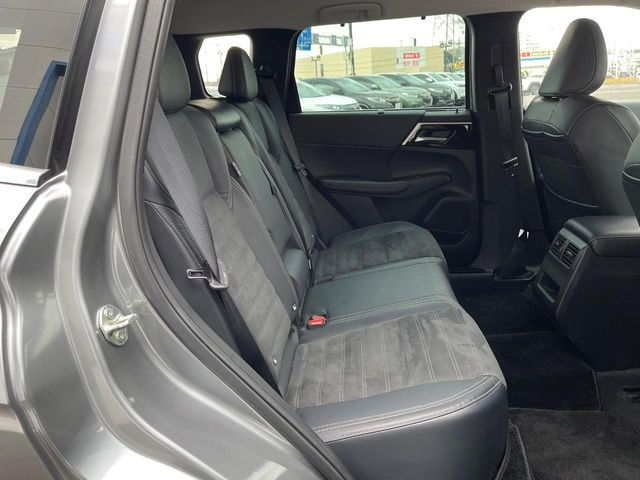 後部座席も気になるようなキズ・汚れやへたり等、大きなダメージはなく、良好な状態です。