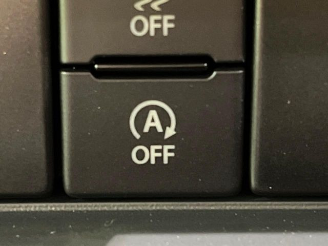 【アイドリングストップ】赤信号や渋滞で停車した際にエンジンを停止し、無駄な燃料の消費を抑えます。燃費向上や環境保護につなげる機能♪エンジンはブレーキを離せば再始動します。