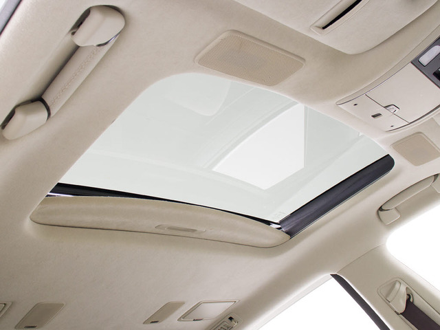 ★人気装備のサンルーフ!様々なドライブシーンで活躍してくれます!!開放感ある車内空間は気持ちがいいですよ!